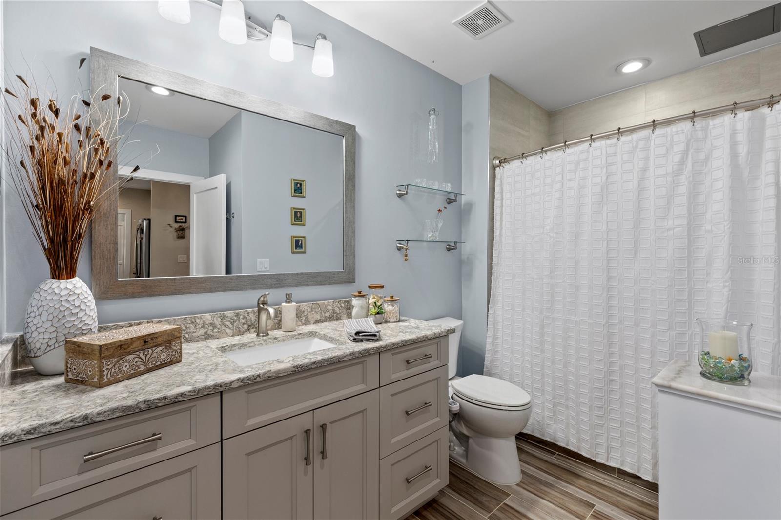 Image 18 of 27 For 1010 Central Avenue 122