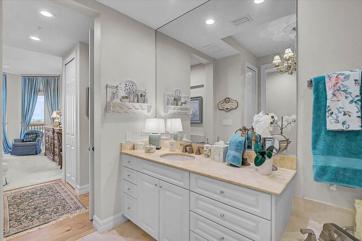 Image 18 of 59 For 409 North Point Road 902