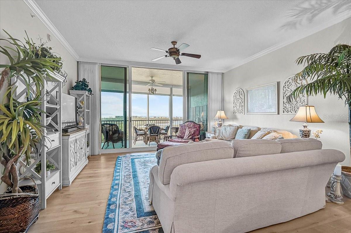 Image 6 of 59 For 409 North Point Road 902