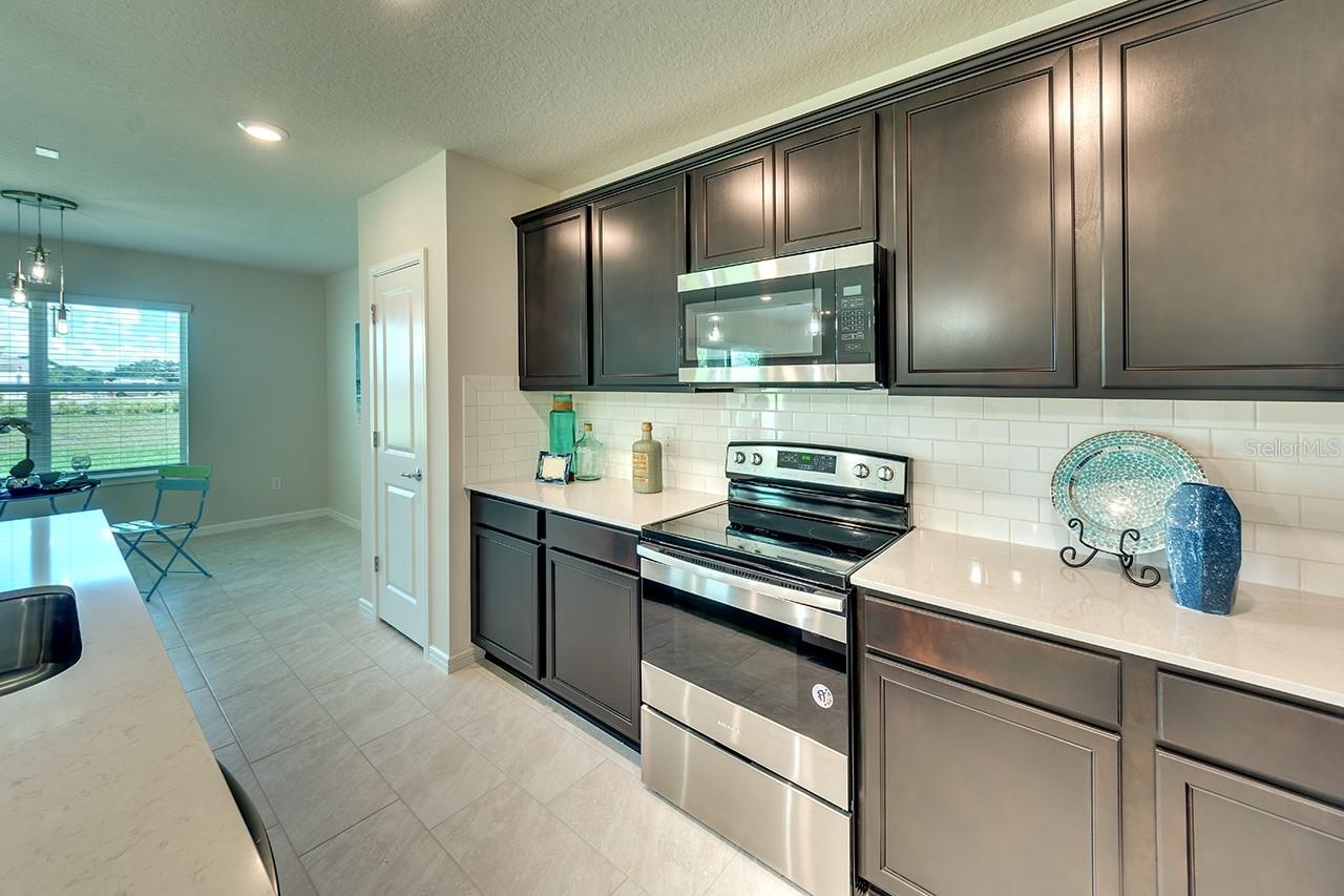 Image 10 of 32 For 8921 Royal River Circle