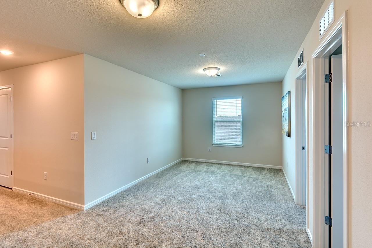 Image 12 of 32 For 8921 Royal River Circle