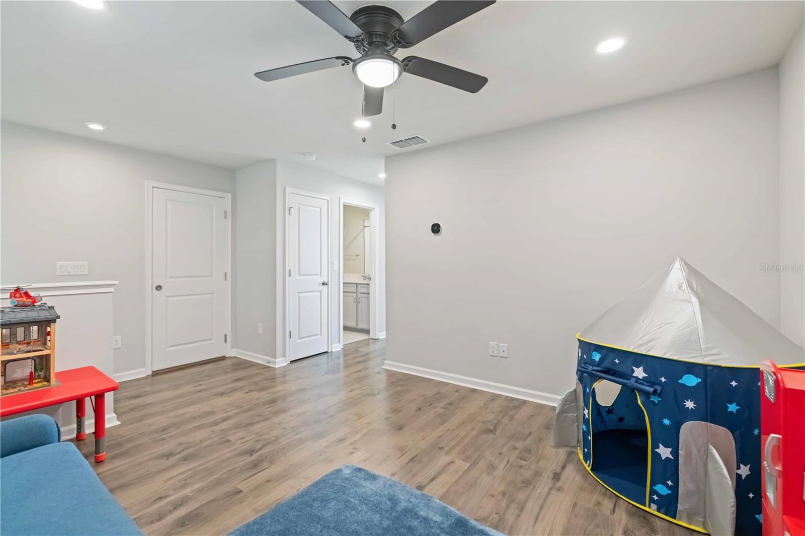 Image 16 of 36 For 5658 Silverbridge Trail