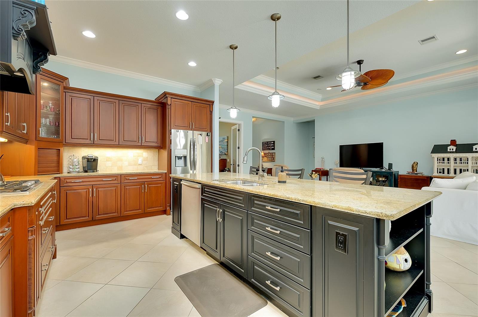 Image 26 of 100 For 641 Venice Avenue