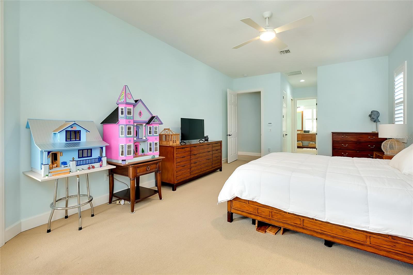 Image 37 of 100 For 641 Venice Avenue