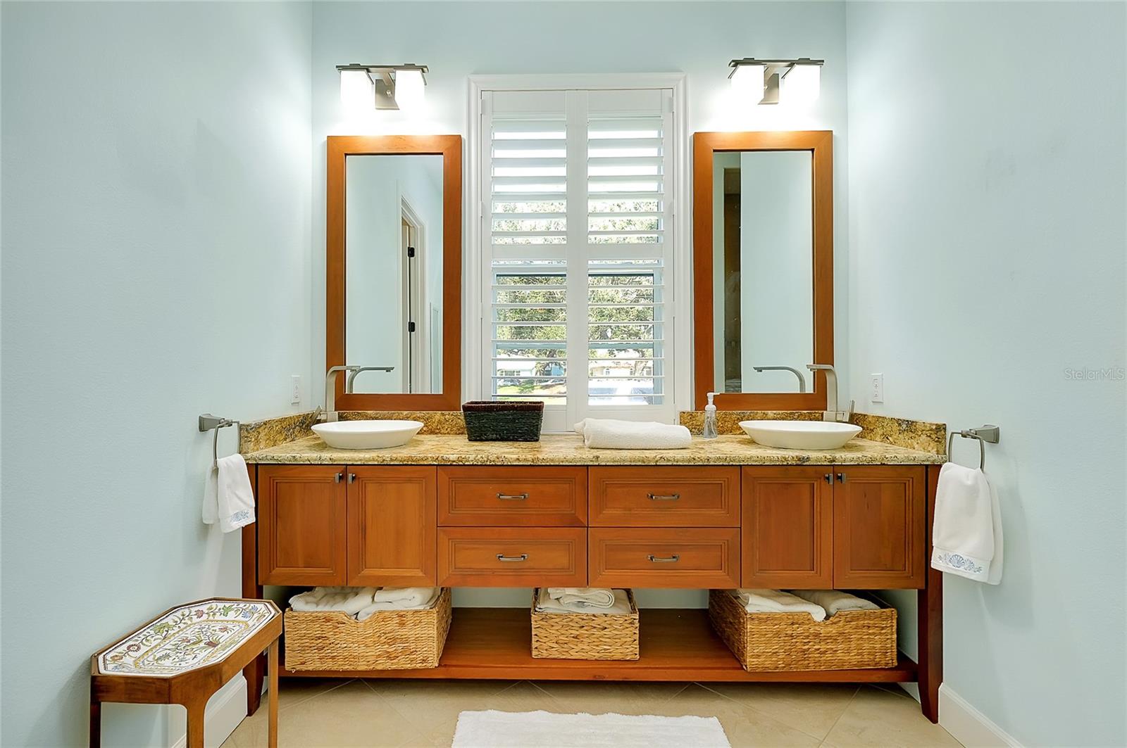 Image 42 of 100 For 641 Venice Avenue