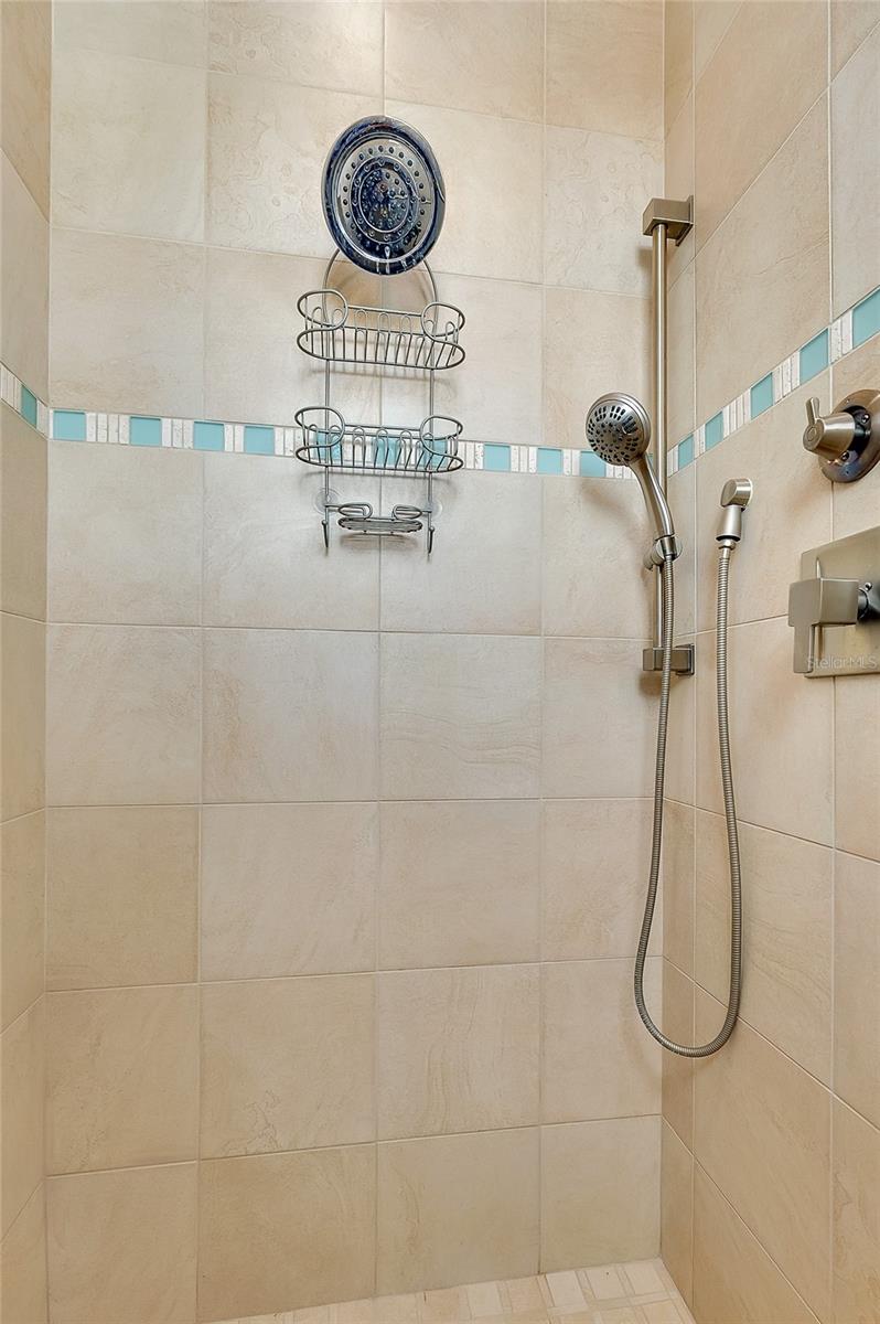 Image 49 of 100 For 641 Venice Avenue