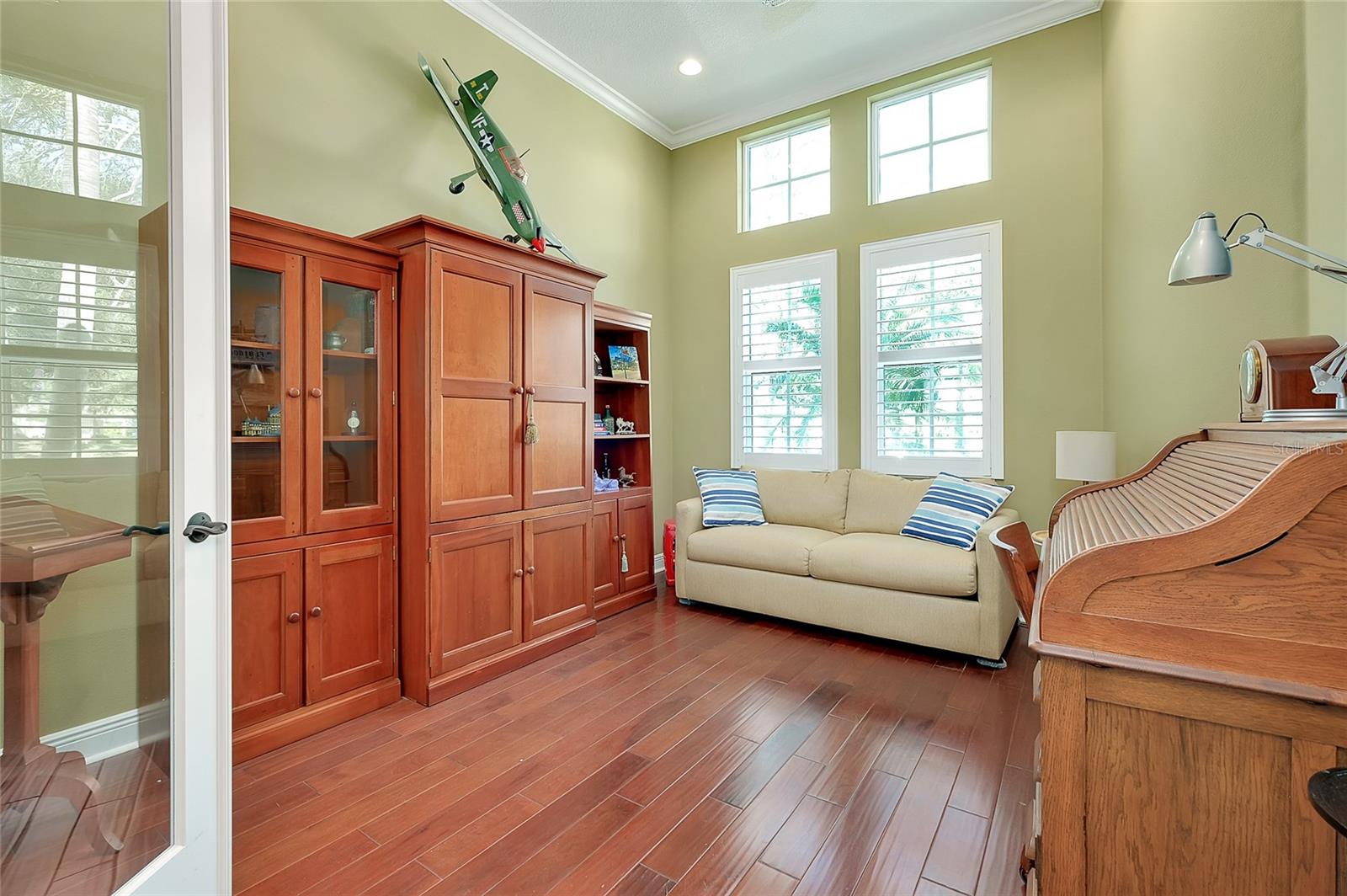 Image 60 of 100 For 641 Venice Avenue