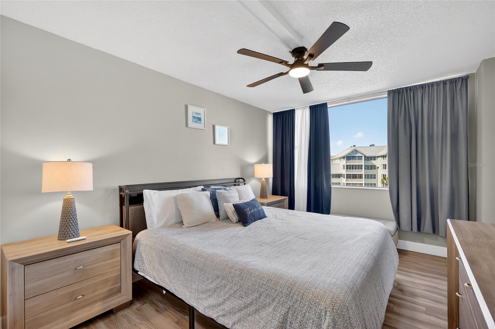 Image 13 of 52 For 5855 Midnight Pass Road 408