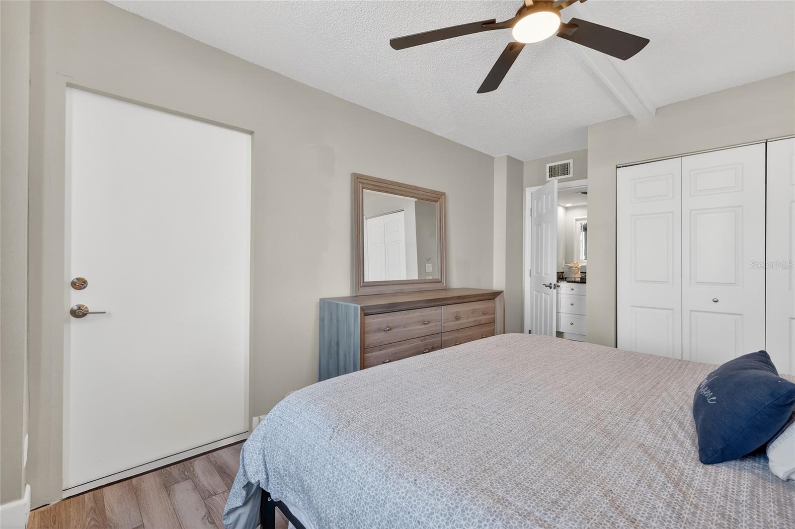 Image 14 of 52 For 5855 Midnight Pass Road 408