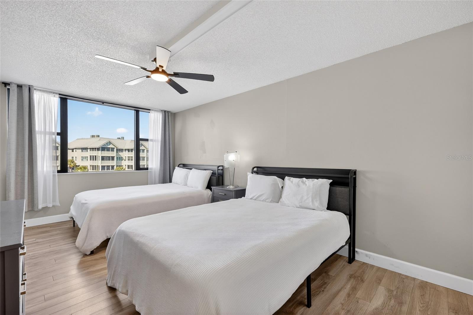 Image 15 of 52 For 5855 Midnight Pass Road 408