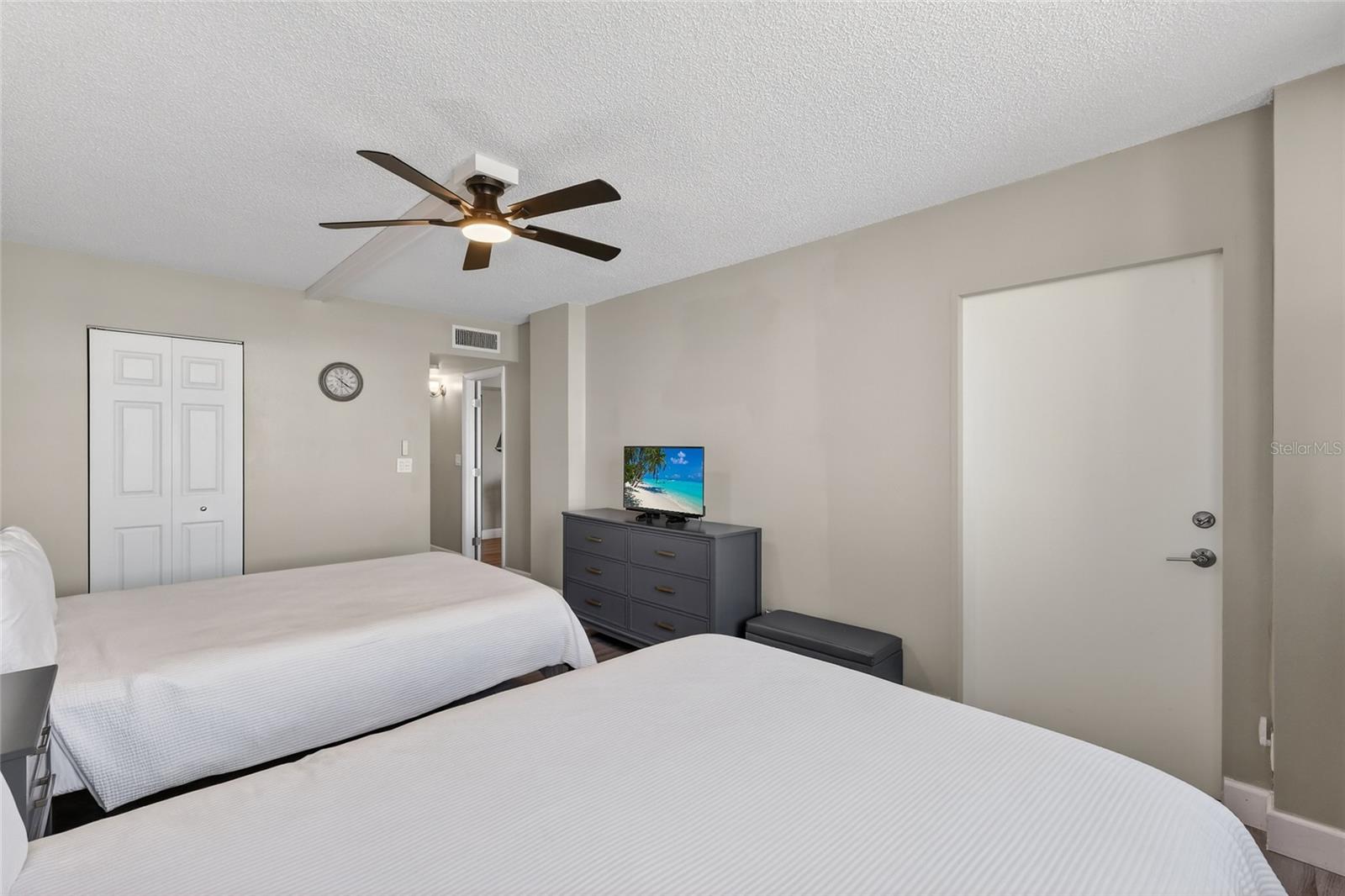 Image 16 of 52 For 5855 Midnight Pass Road 408