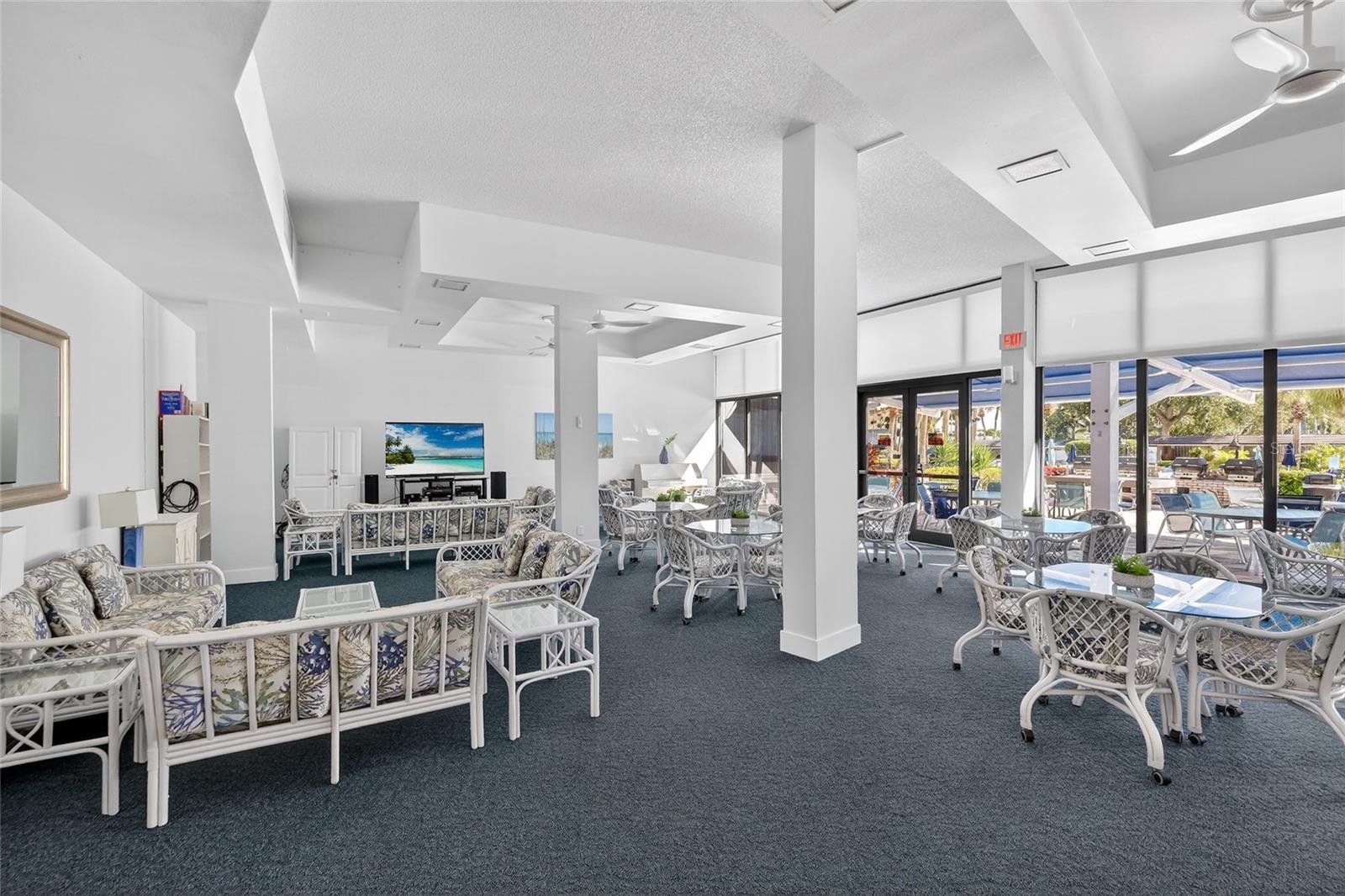 Image 27 of 52 For 5855 Midnight Pass Road 408