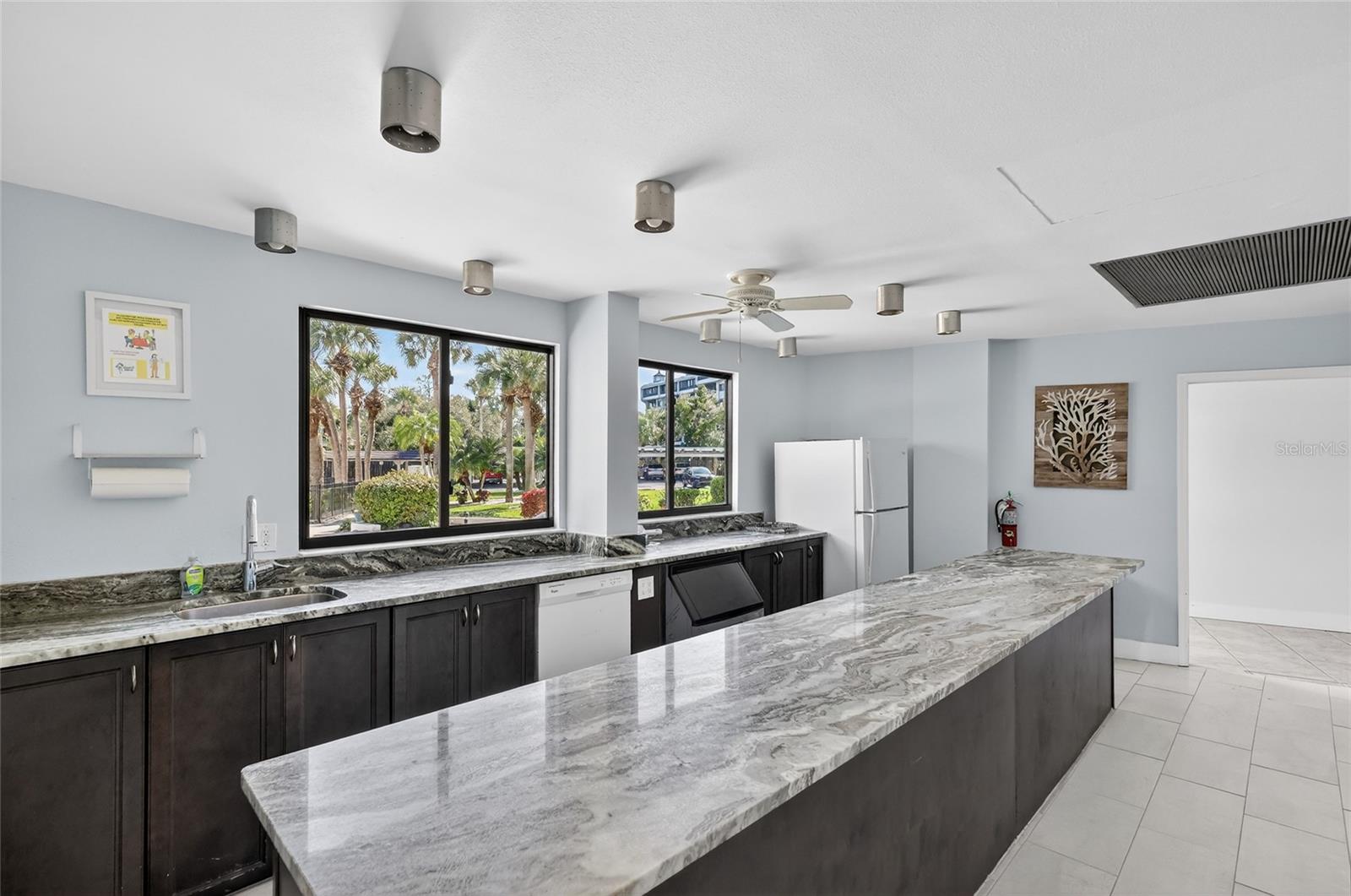 Image 29 of 52 For 5855 Midnight Pass Road 408