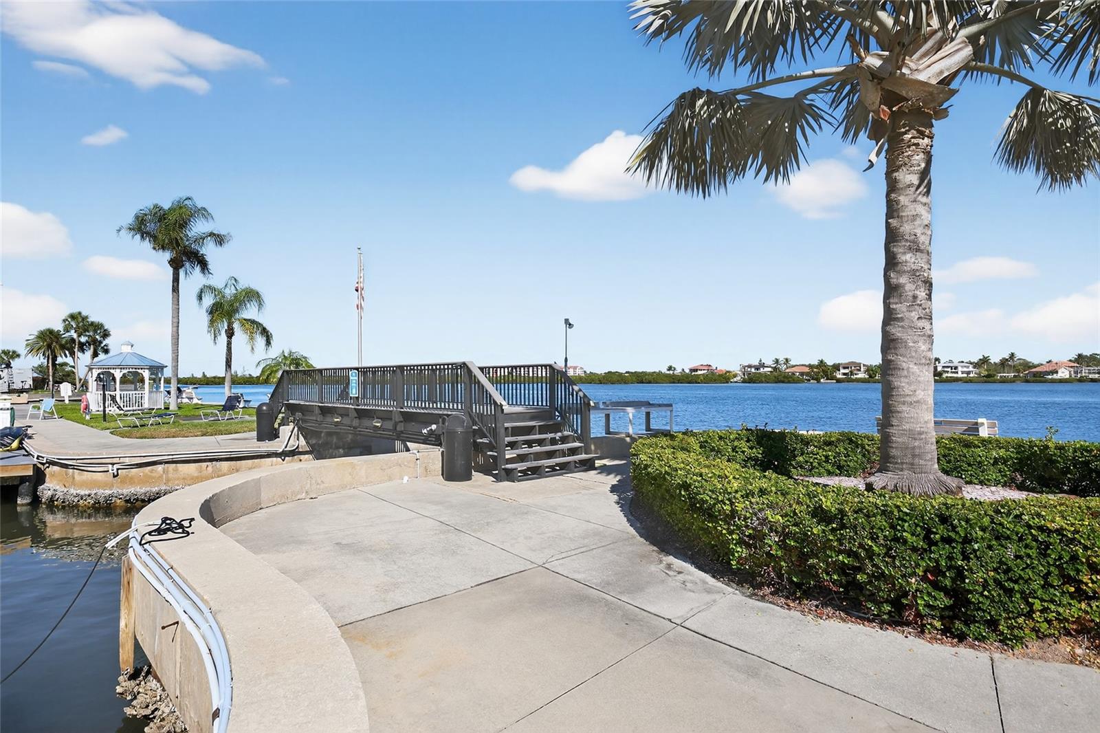 Image 33 of 52 For 5855 Midnight Pass Road 408