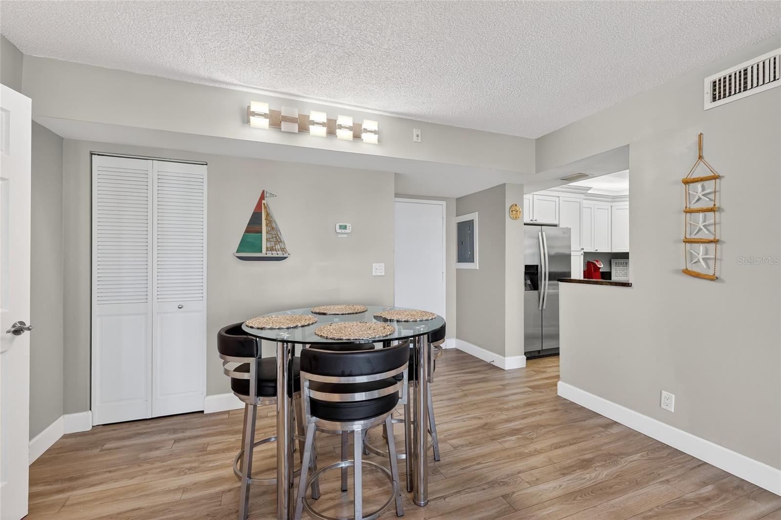 Image 6 of 52 For 5855 Midnight Pass Road 408