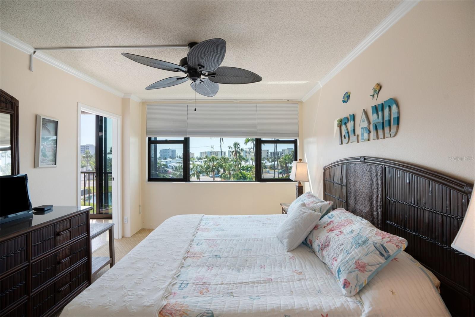 Image 20 of 47 For 5855 Midnight Pass Road 327