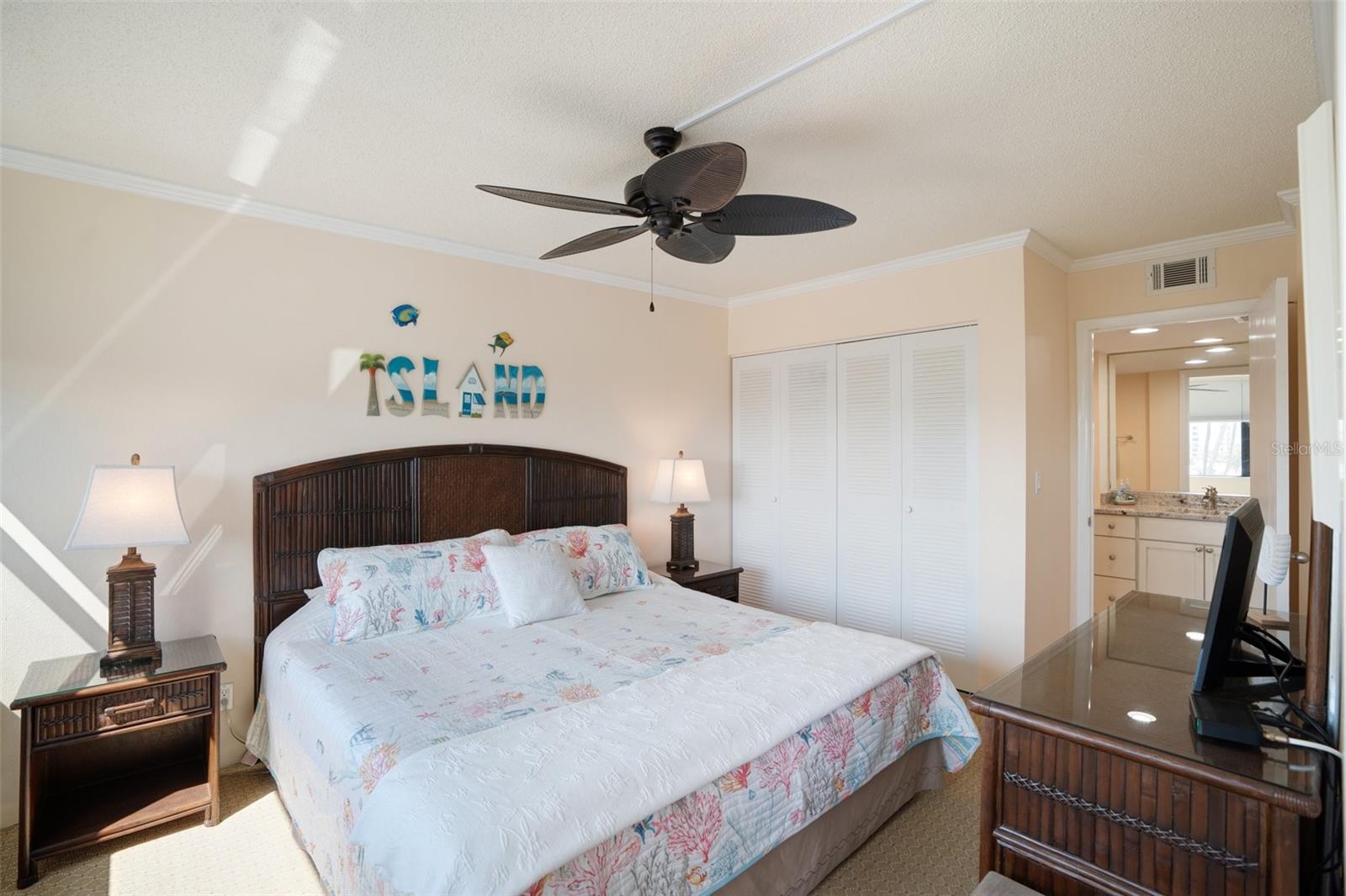 Image 21 of 47 For 5855 Midnight Pass Road 327