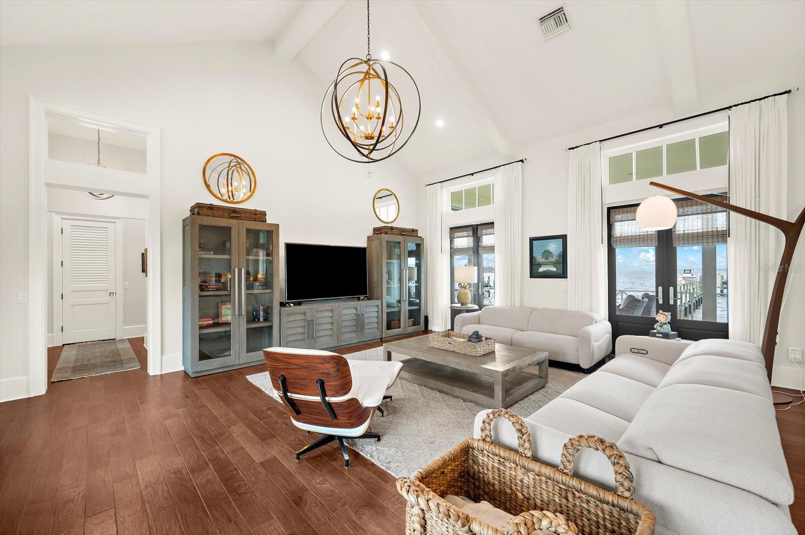 Image 15 of 92 For 213 18th Street W