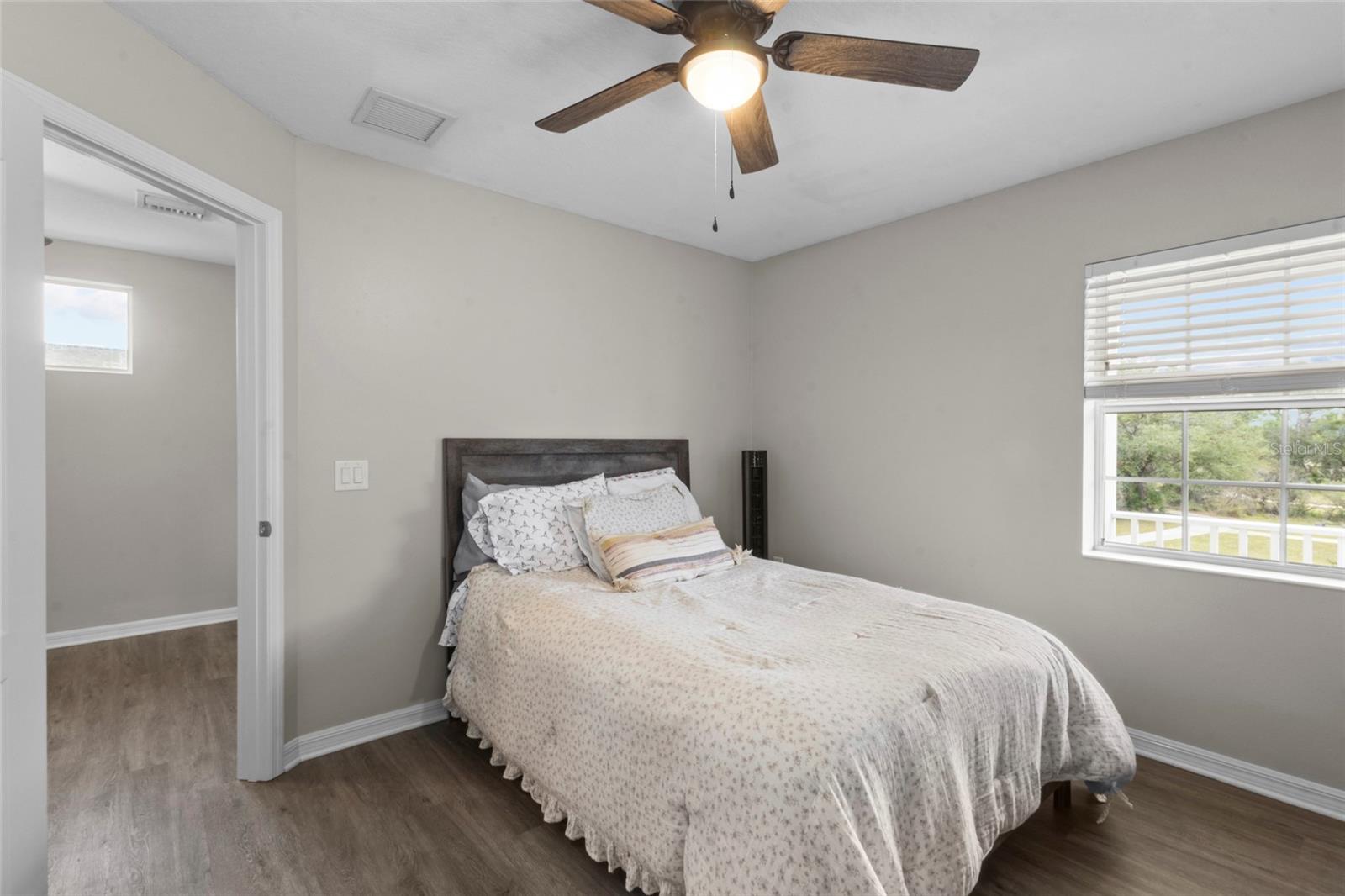 Image 25 of 51 For 12520 Shimmering Oak Circle