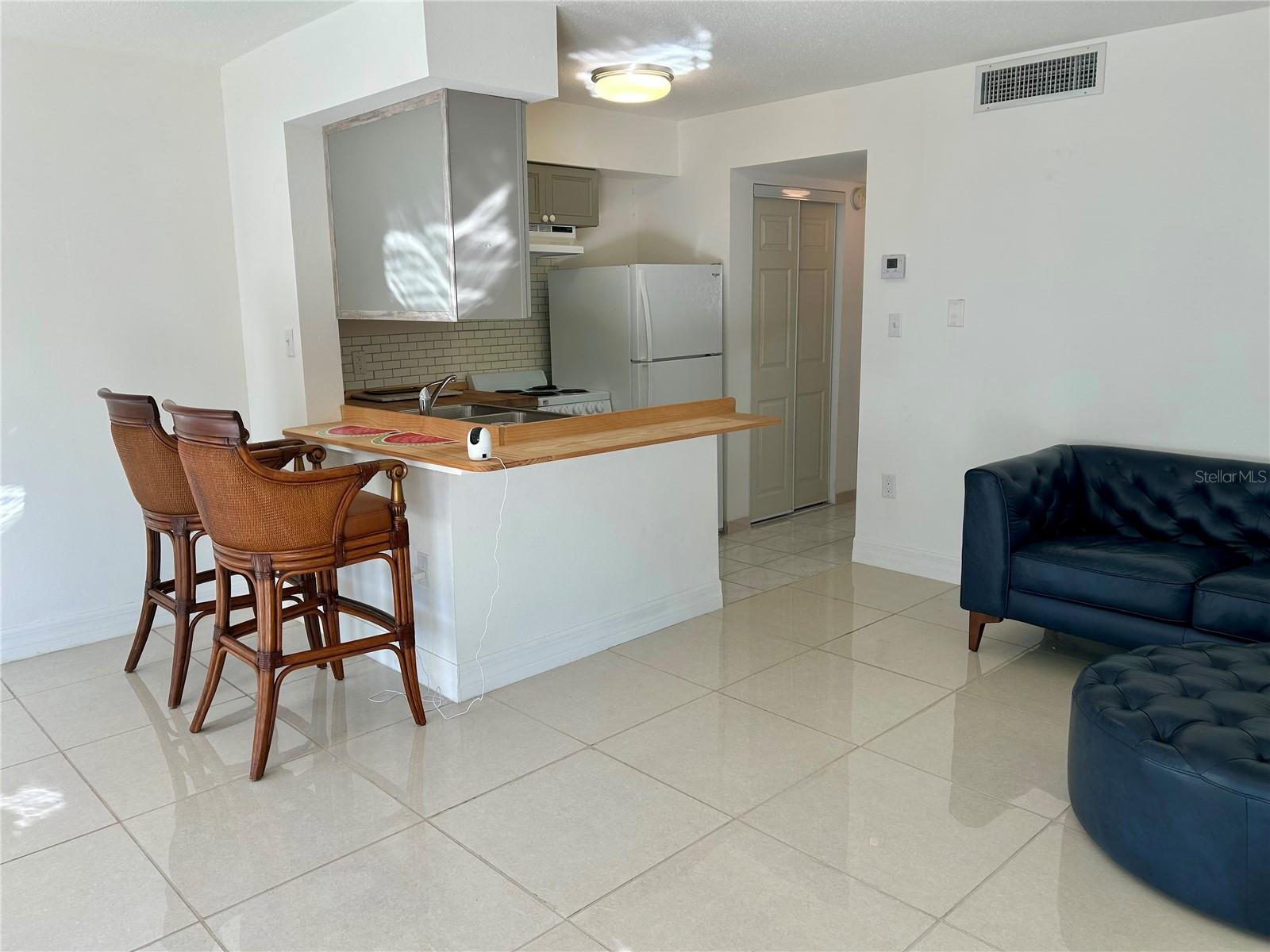 Image 5 of 16 For 4035 School Avenue B3