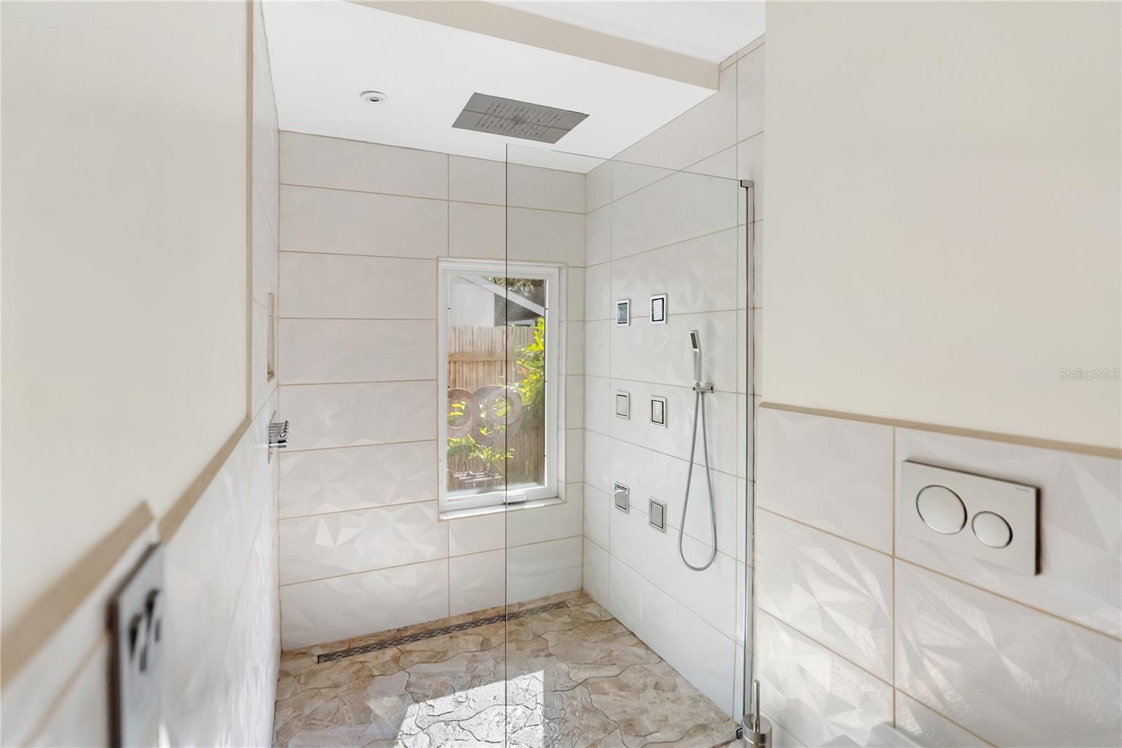 Image 33 of 80 For 5482 Beneva Woods Circle