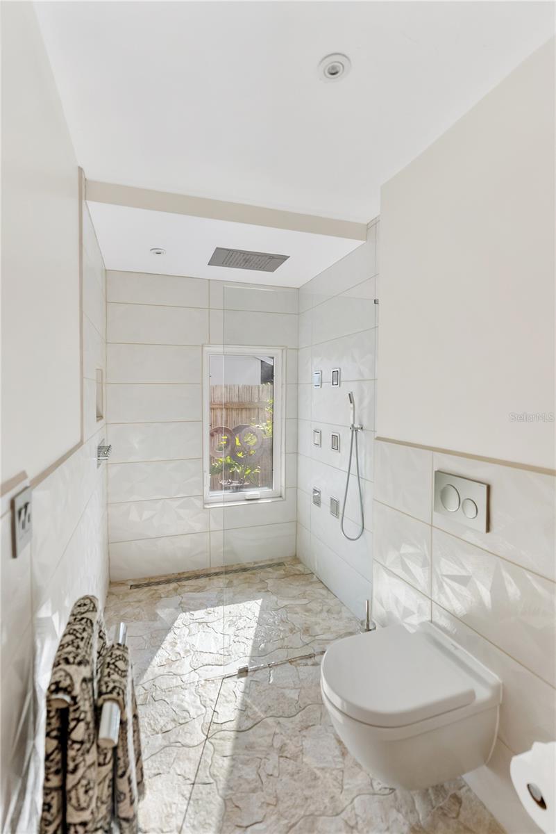 Image 34 of 80 For 5482 Beneva Woods Circle