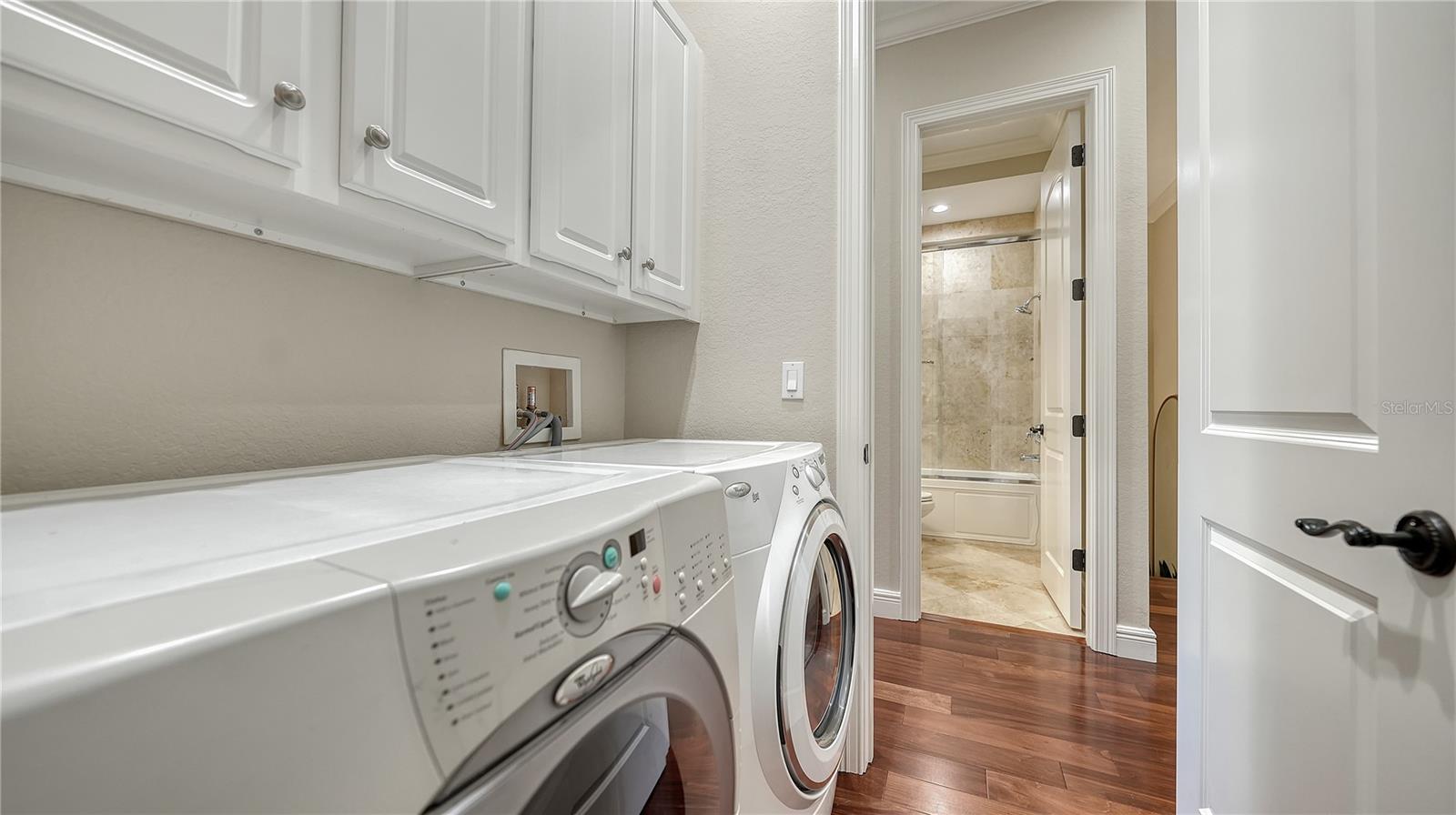 Image 32 of 45 For 1513 Oak Street 18