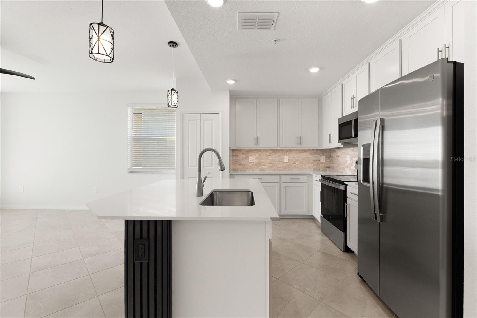 Image 10 of 47 For 19140 Scallop Loop 208