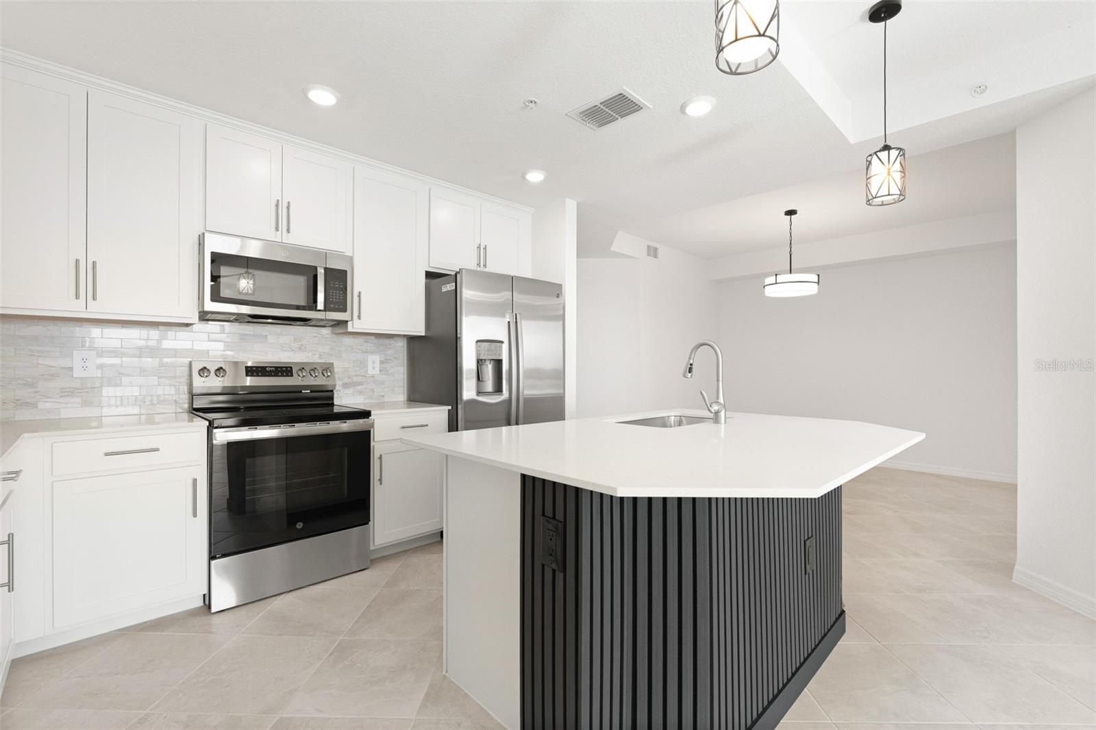 Image 11 of 47 For 19140 Scallop Loop 208