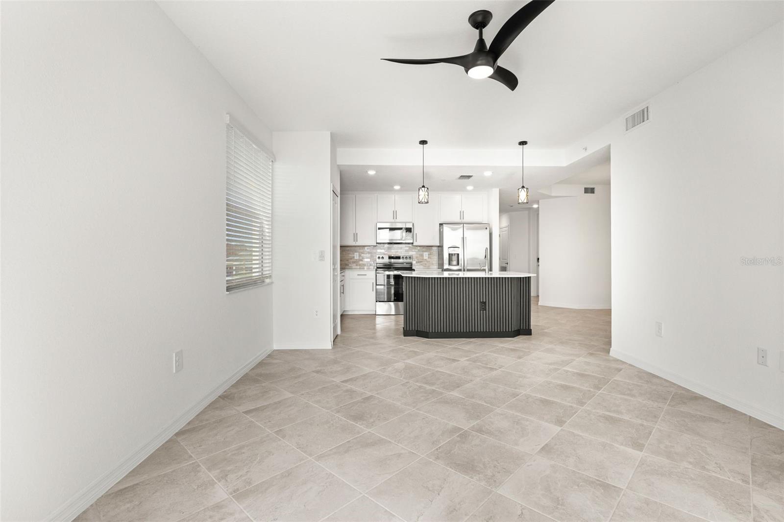 Image 17 of 47 For 19140 Scallop Loop 208