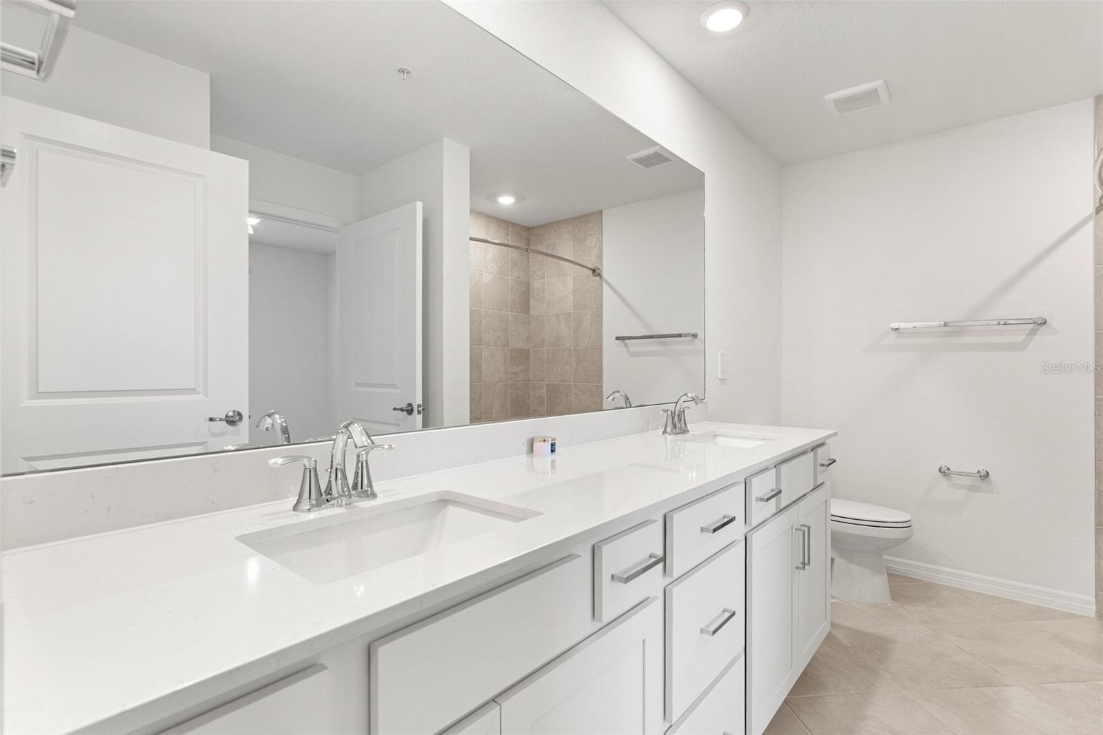 Image 28 of 47 For 19140 Scallop Loop 208