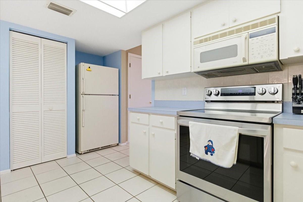 Image 20 of 48 For 771 Vivienda South Court 9