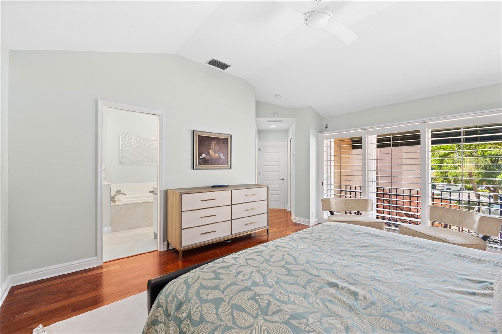 Image 14 of 37 For 200 Cocoanut Avenue 5