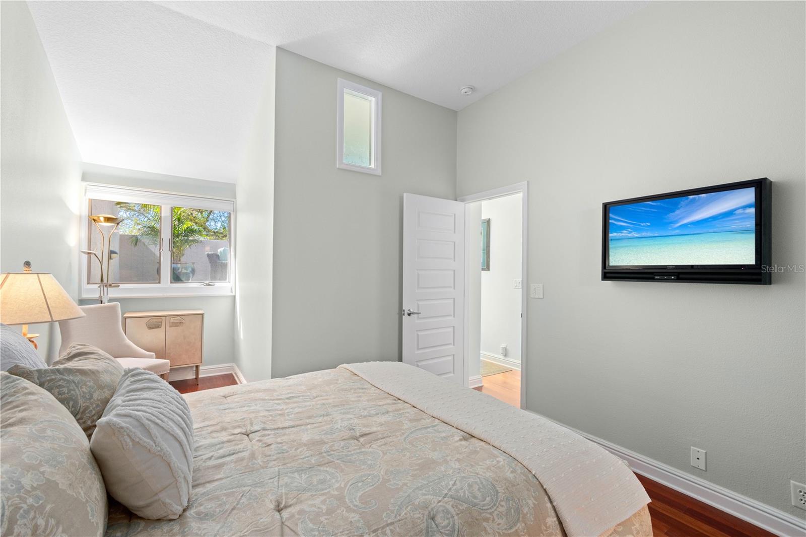 Image 23 of 37 For 200 Cocoanut Avenue 5