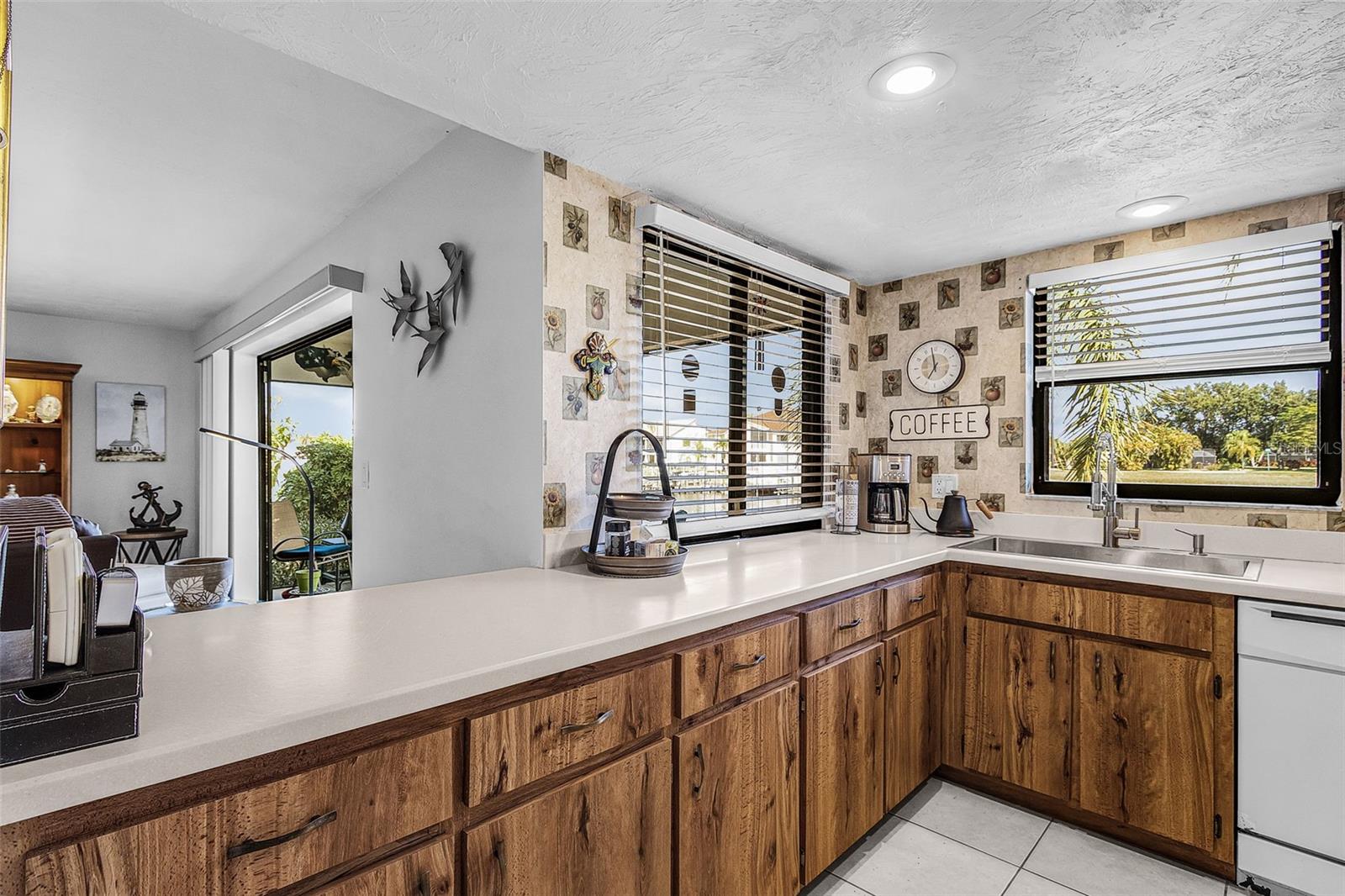 Listing photo id 9 for 3831 11th Place 101