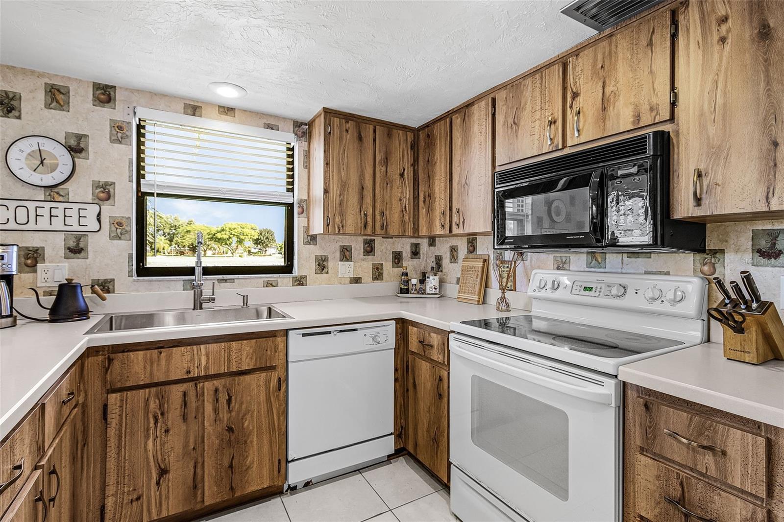 Listing photo id 10 for 3831 11th Place 101