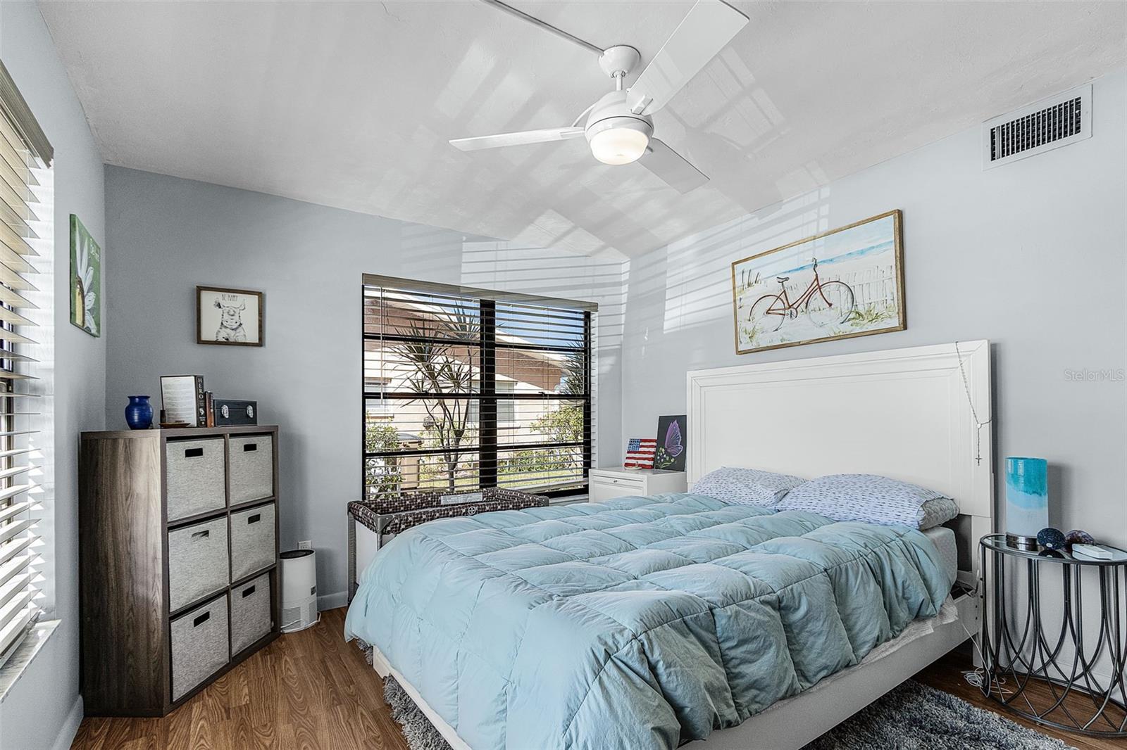 Listing photo id 16 for 3831 11th Place 101