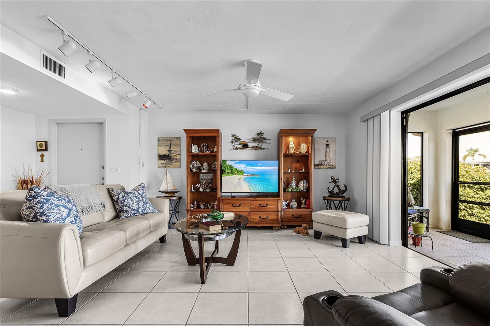 Listing photo id 2 for 3831 11th Place 101