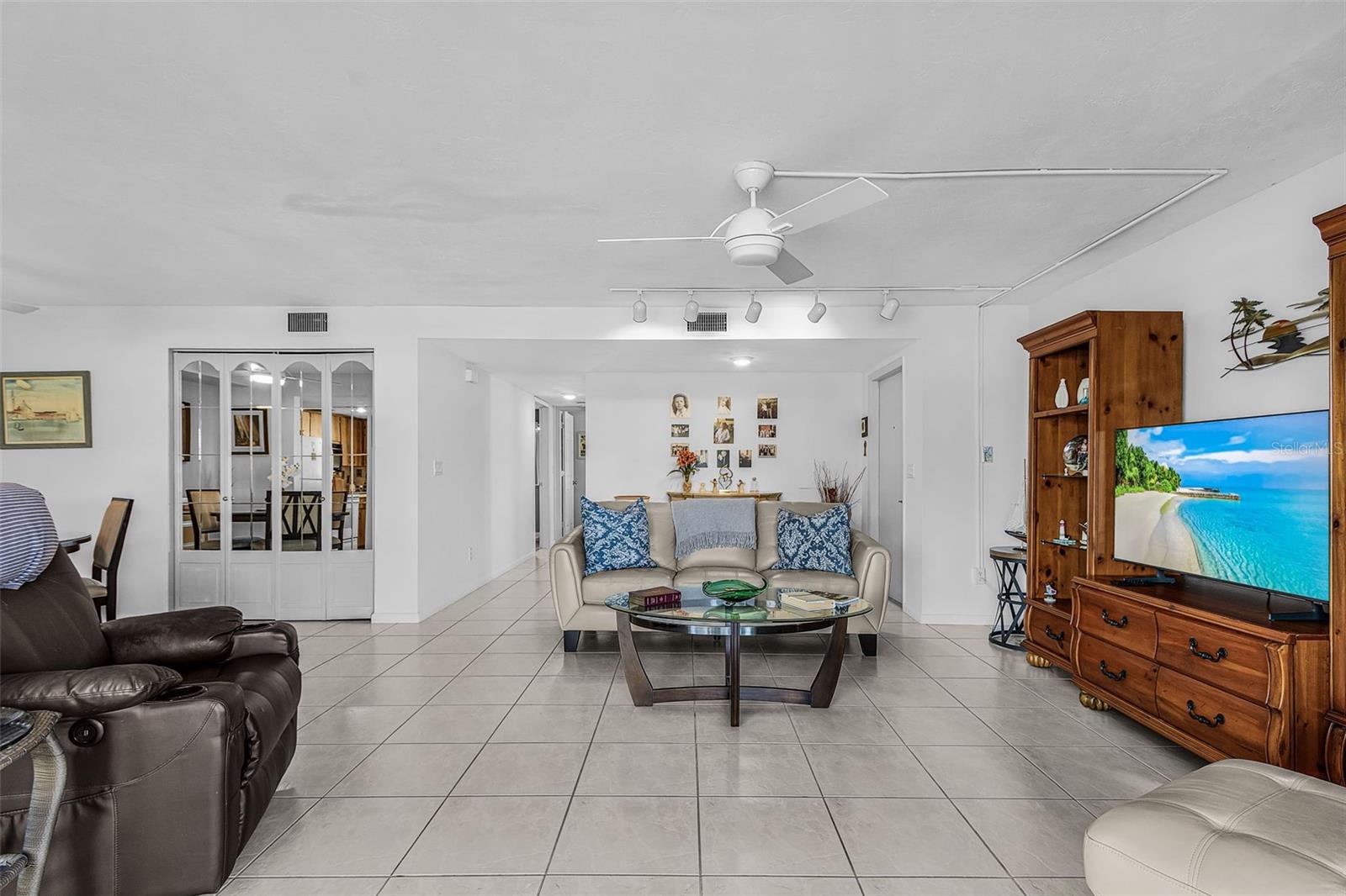 Listing photo id 4 for 3831 11th Place 101