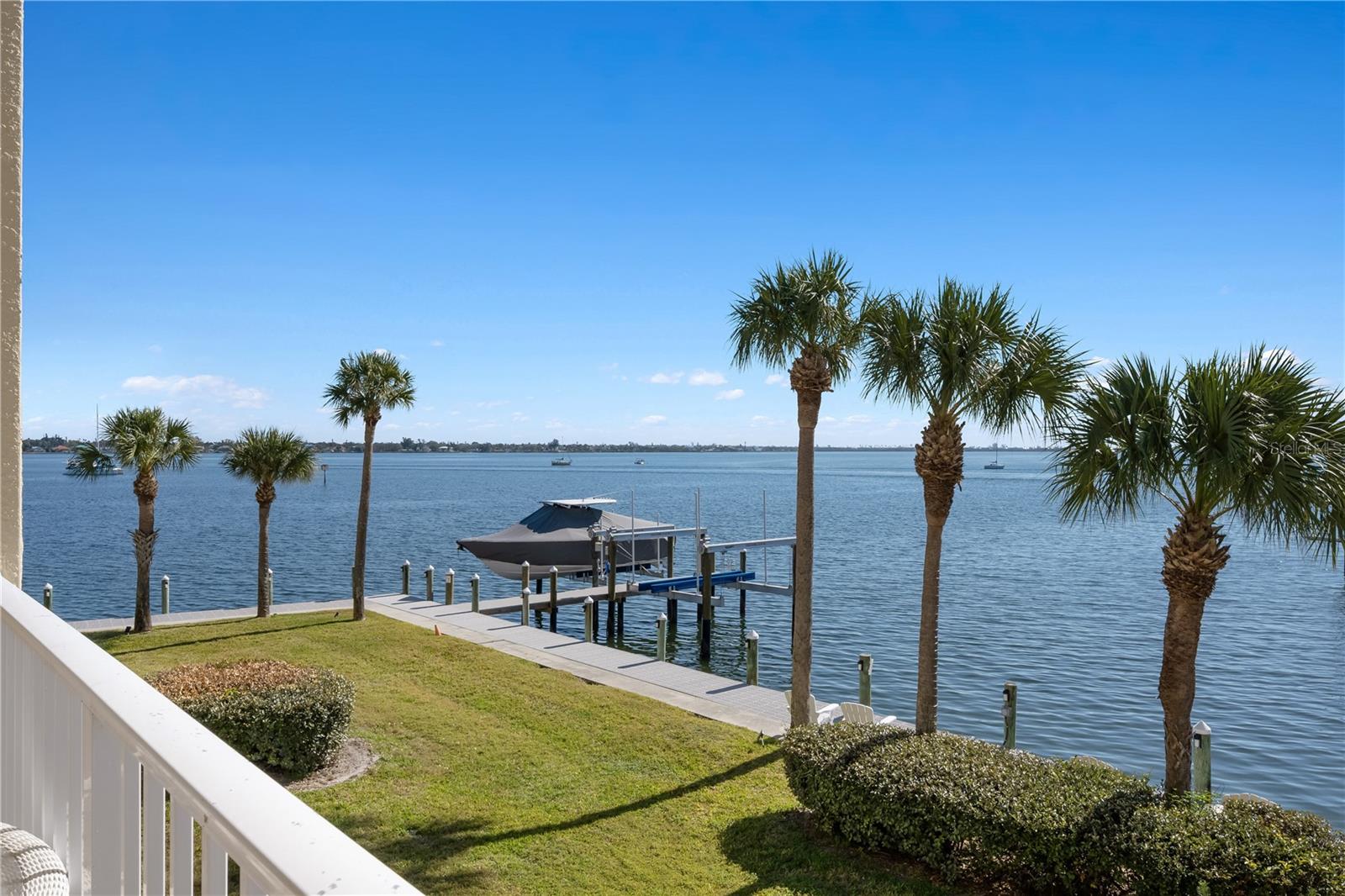 Image 11 of 50 For 9923 Manatee Avenue W