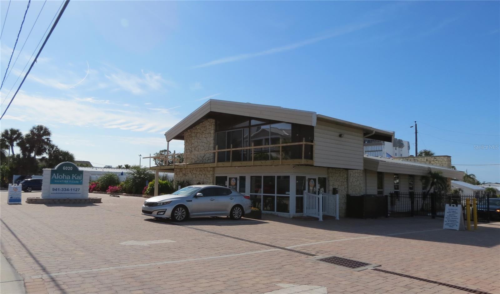 Image 28 of 56 For 6005 Midnight Pass Road N4