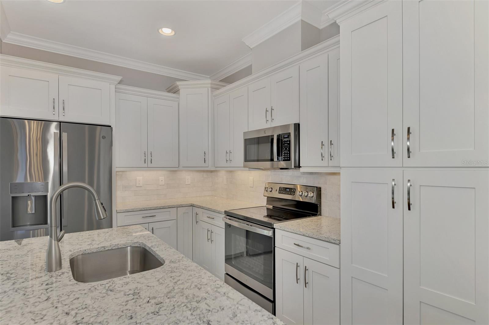 Image 16 of 48 For 906 Venice Avenue