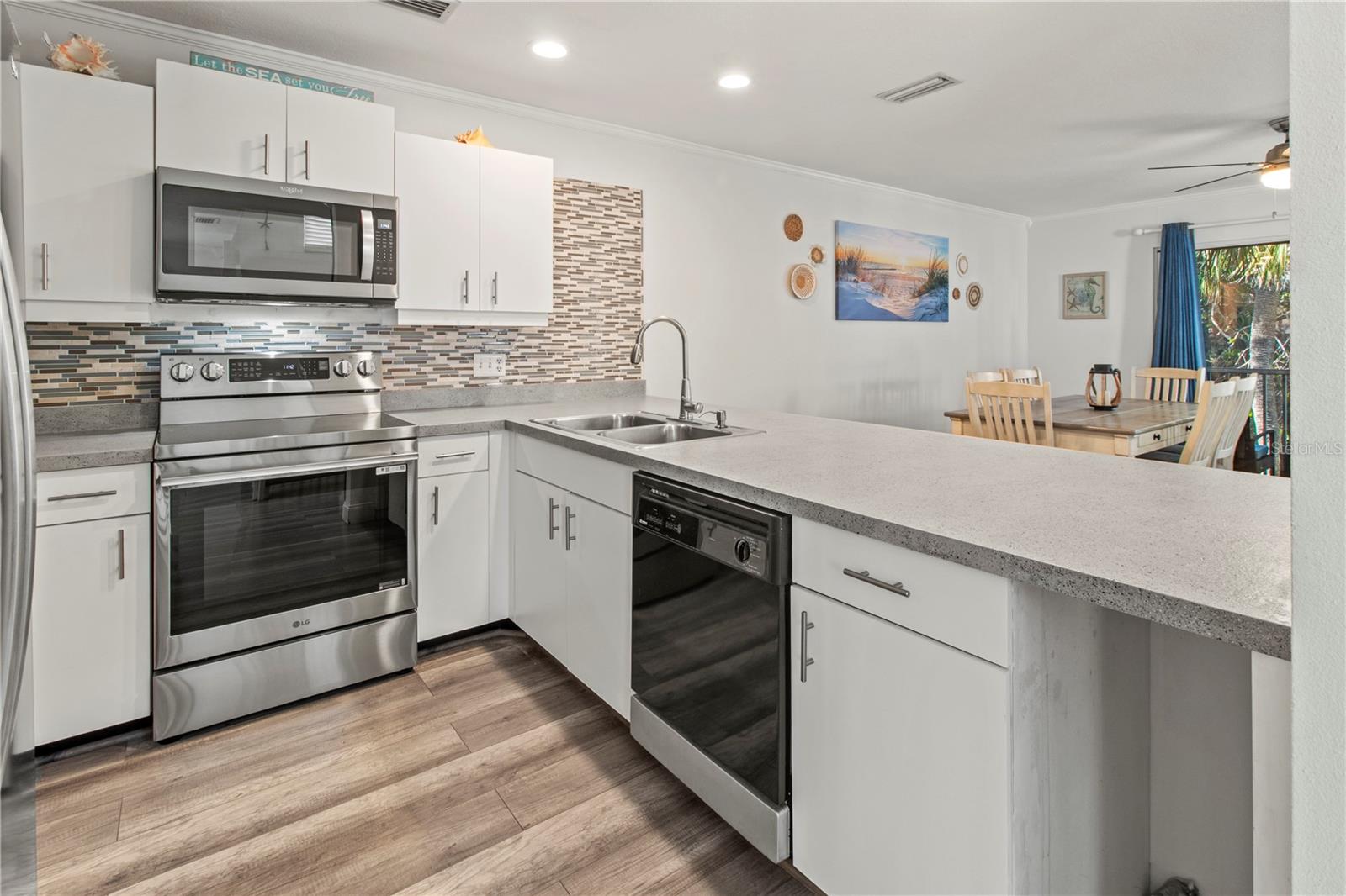 Image 33 of 52 For 6250 Holmes Boulevard 37