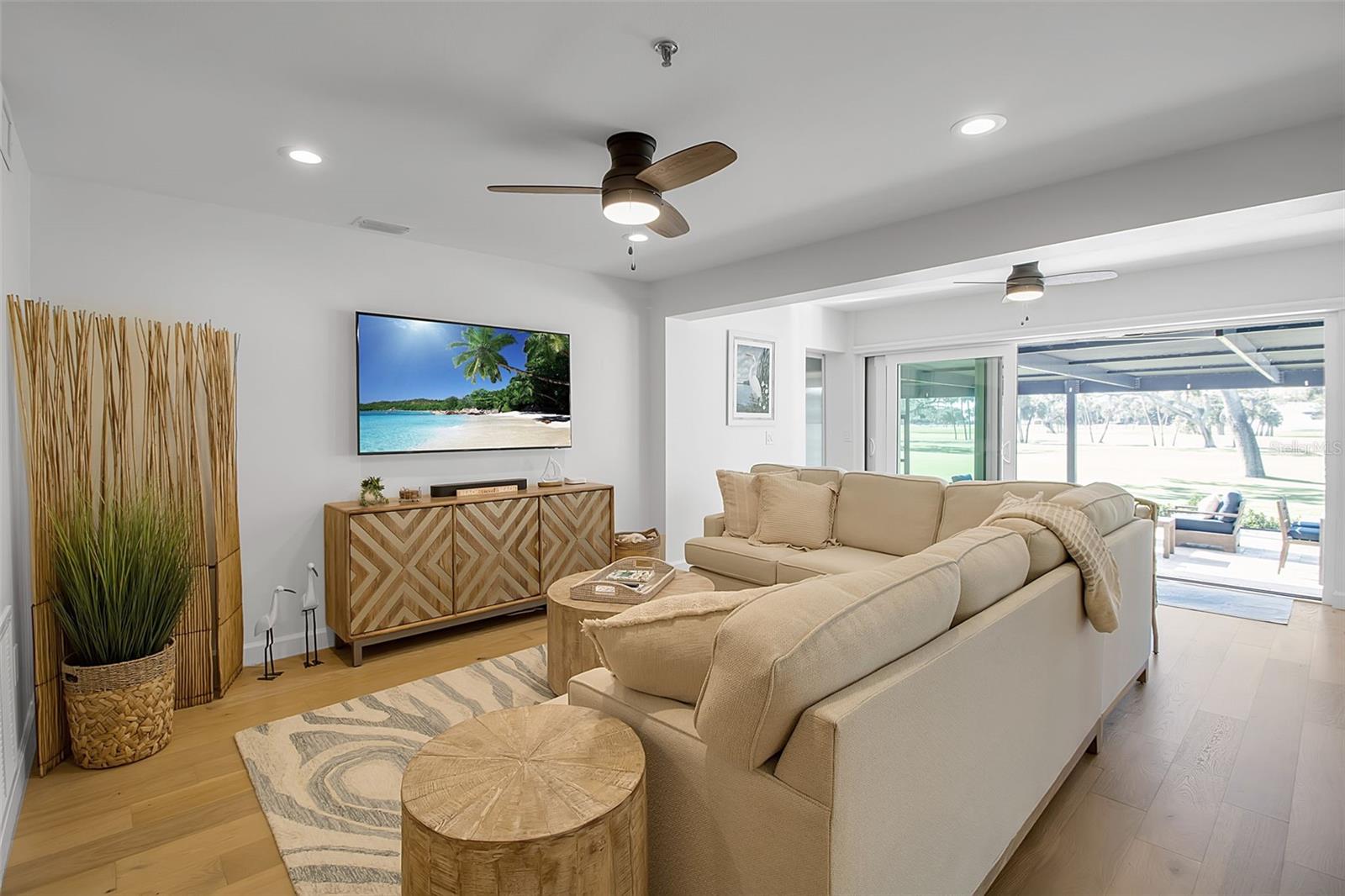 Image 22 of 75 For 2123 Harbourside Drive 903