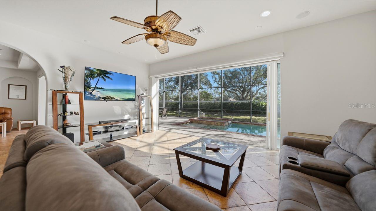 Image 14 of 88 For 6627 38th Lane E