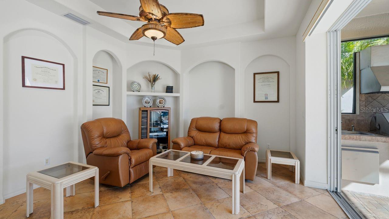 Image 18 of 88 For 6627 38th Lane E