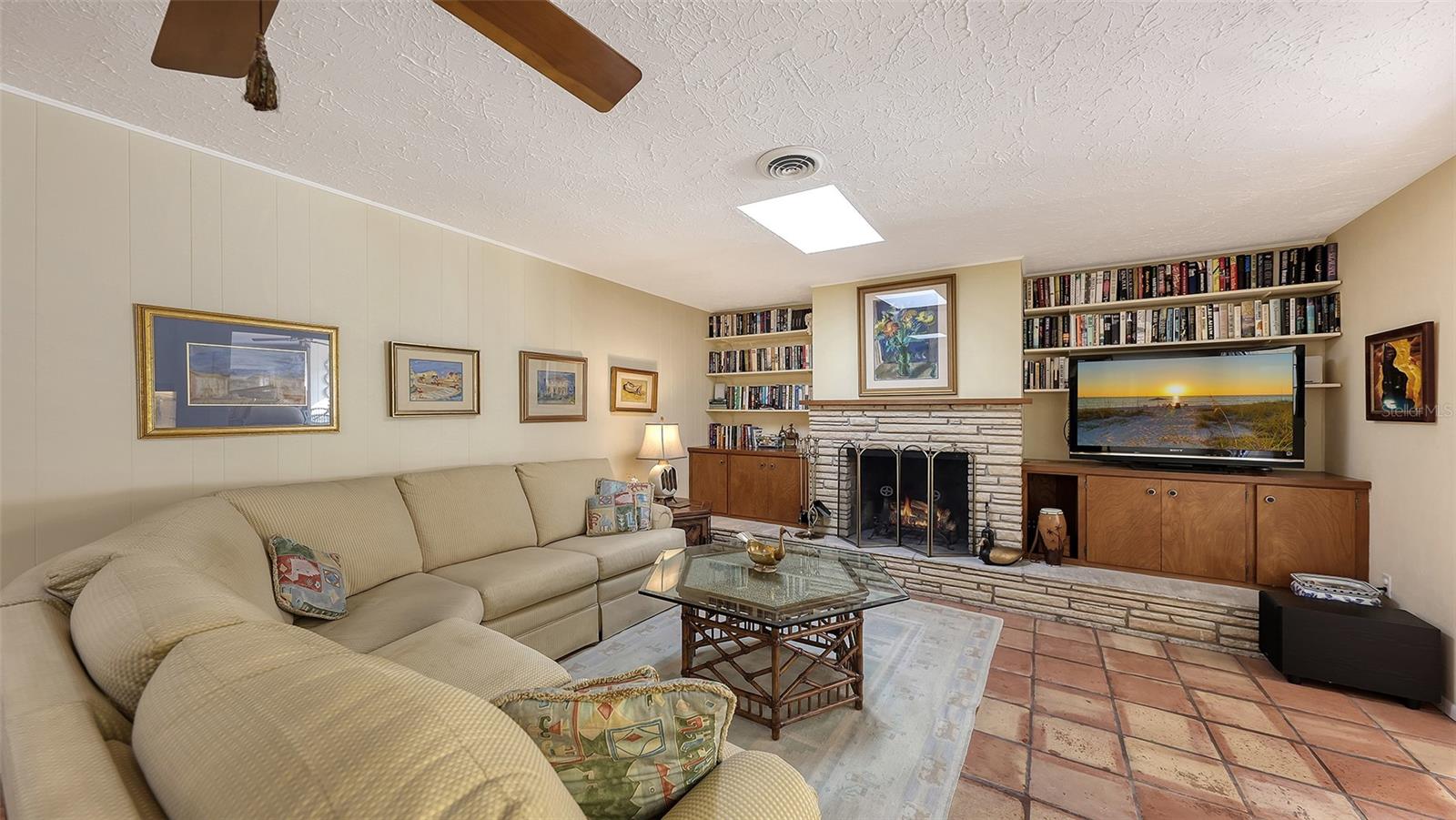 Image 15 of 46 For 1672 Shoreland Drive