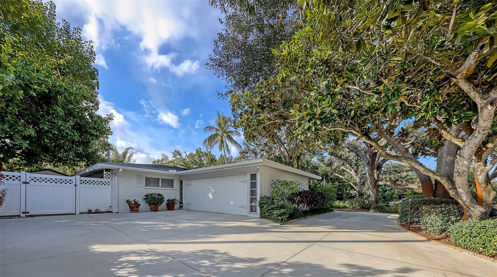 Image 37 of 46 For 1672 Shoreland Drive