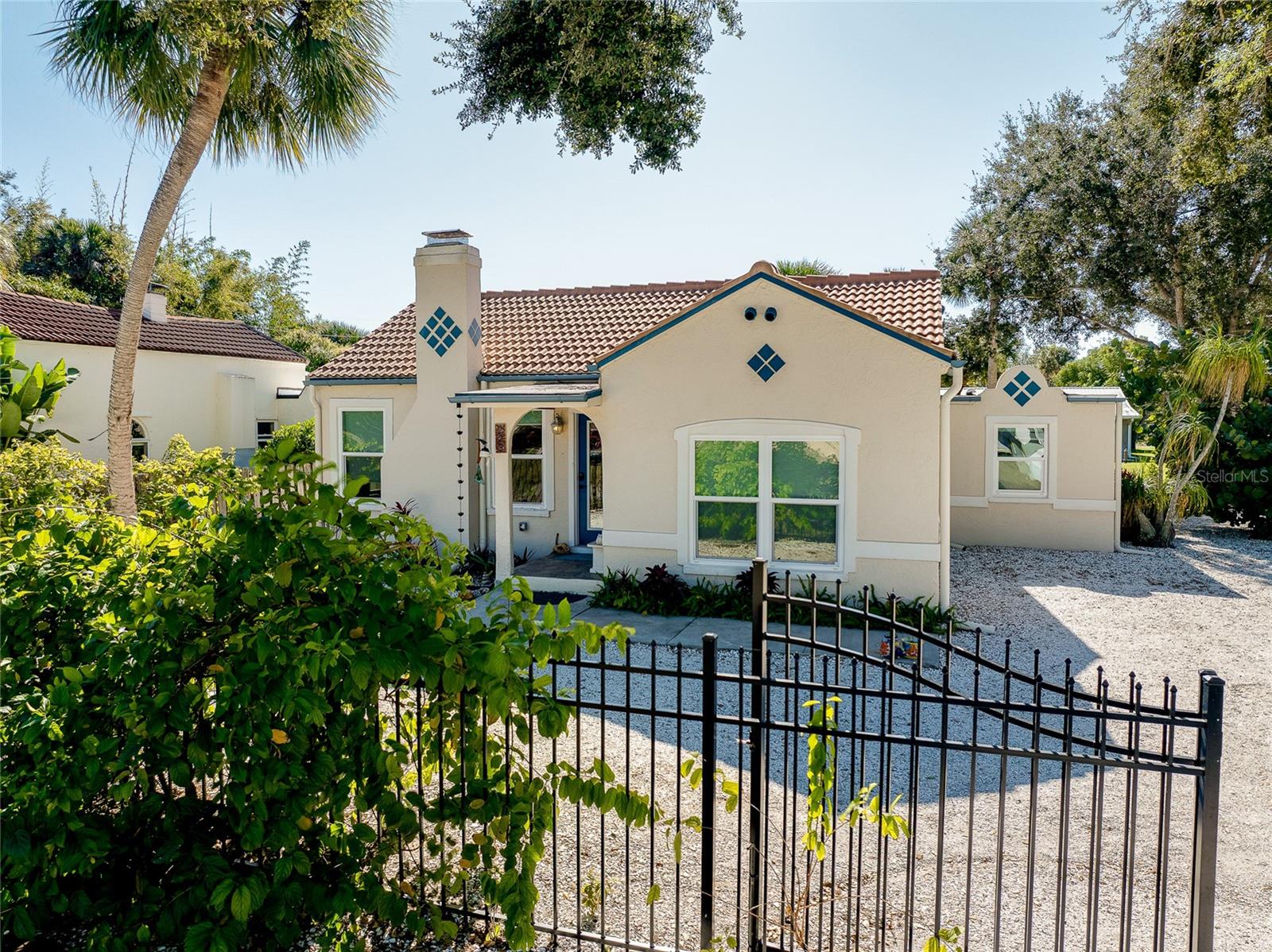 Listing photo id 1 for 223 Palmetto Road W