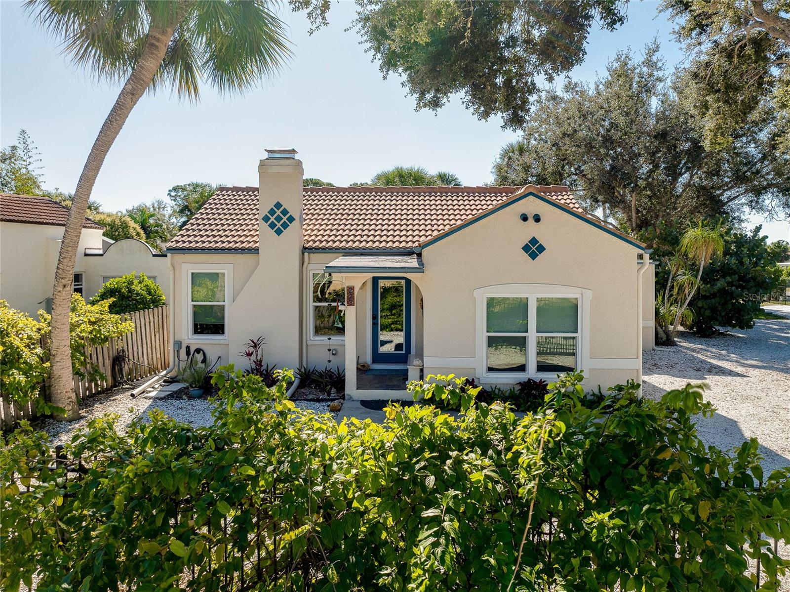 Listing photo id 2 for 223 Palmetto Road W